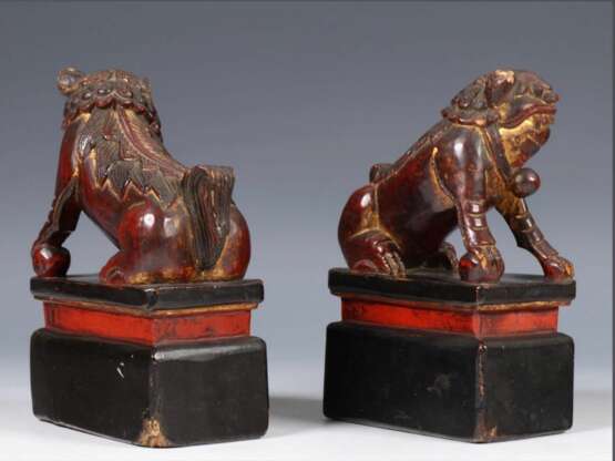 19th Century Pair of Chinese Guardian Lions in Red and Gold Lacquer Naturholz 19th century - Foto 1