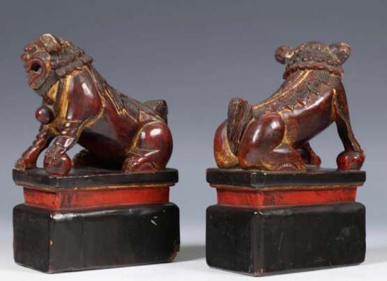 19th Century Pair of Chinese Guardian Lions in Red and Gold Lacquer Naturholz 19th century - Foto 2