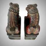 19th Century Pair of Chinese Guardian Lions in Red and Gold Lacquer Naturholz 19th century - Foto 3