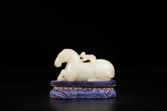 Qing Dynasty Hetian white jade carving monkey riding horse - photo 1