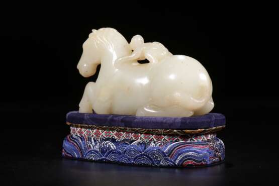 Qing Dynasty Hetian white jade carving monkey riding horse - Foto 3