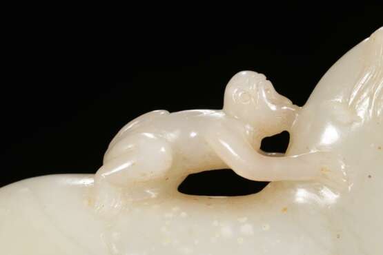 Qing Dynasty Hetian white jade carving monkey riding horse - Foto 6