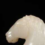 Qing Dynasty Hetian white jade carving monkey riding horse - Foto 7