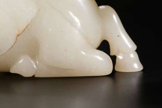 Qing Dynasty Hetian white jade carving monkey riding horse - Foto 8