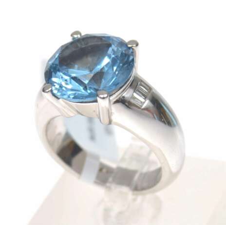 Bague en or avec diamants et spinelle synthétique Or Other style 21th century - photo 2 Bague en or avec diamants et spinelle synthétique Or Other style 21th century - photo 2