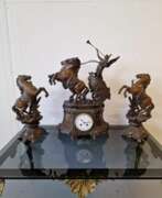 Produktkatalog. Horloge avec figures de chevaux 