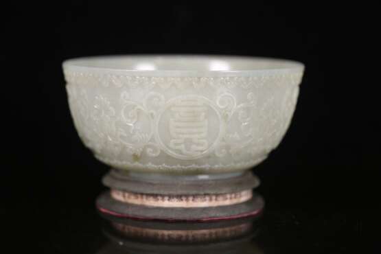 In the Qing Dynasty Hetian jade carved the "good luck" bowl - photo 1