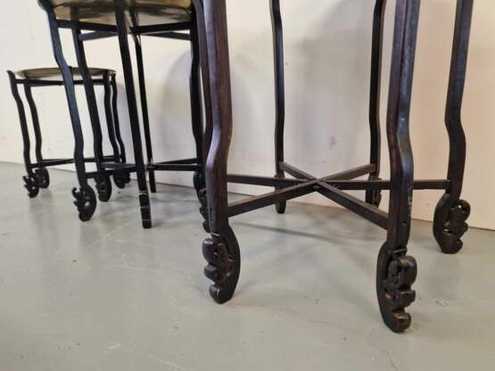 Ensemble de 3 tables de style oriental. Bois laiton. Chine. Années 1950. Dimensions de la plus grande table : hauteur 58 cm diamètre 46 cm. Messing Oriental Art Mid-20th century - Foto 2 Ensemble de 3 tables de style oriental. Bois laiton. Chine. Années 1950. Dimensions de la plus grande table : hauteur 58 cm diamètre 46 cm. Messing Oriental Art Mid-20th century - Foto 2