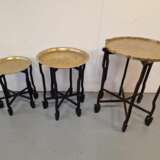 Ensemble de 3 tables de style oriental. Bois laiton. Chine. Ann&eacute;es 1950. Dimensions de la plus grande table&nbsp;: hauteur 58&nbsp;cm diam&egrave;tre 46&nbsp;cm. Messing Oriental Art Mid-20th century - Foto 5