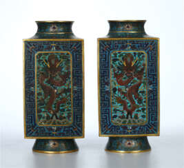 A pair of cloisonne square copper bottles in the Qing Dynasty