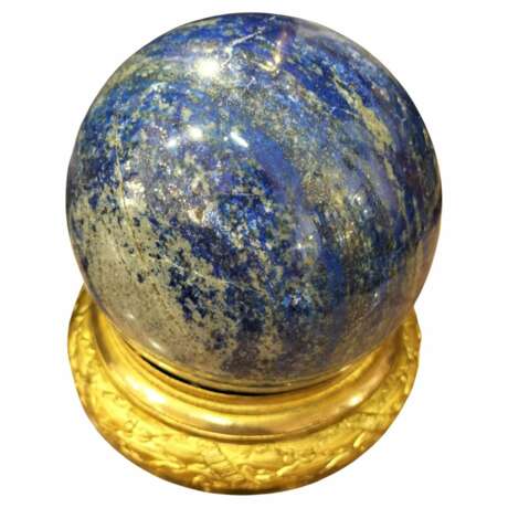 Large Lapis Lazuli Sphere from Afghanistan on a 19th French Gilded Base Бронза Napoleon III 20th century г. - фото 1 Large Lapis Lazuli Sphere from Afghanistan on a 19th French Gilded Base Бронза Napoleon III 20th century г. - фото 1