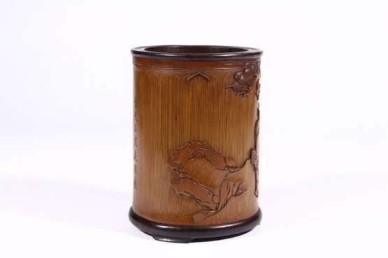 The "Baiyun Mountain People" bamboo carving pen container in the Qing Dynasty - photo 2