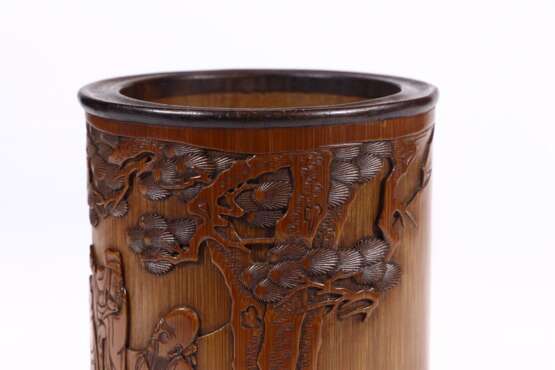 The "Baiyun Mountain People" bamboo carving pen container in the Qing Dynasty - фото 4
