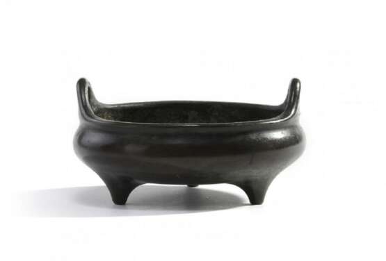 Qing Dynasty bronze three-legged incense burner - фото 2