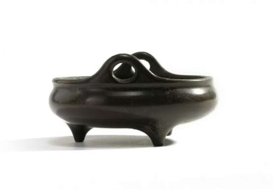 Qing Dynasty bronze three-legged incense burner - фото 3