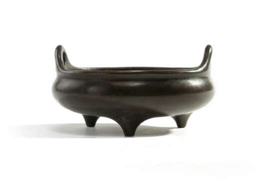 Qing Dynasty bronze three-legged incense burner - photo 4