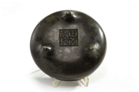 Qing Dynasty bronze three-legged incense burner - фото 5