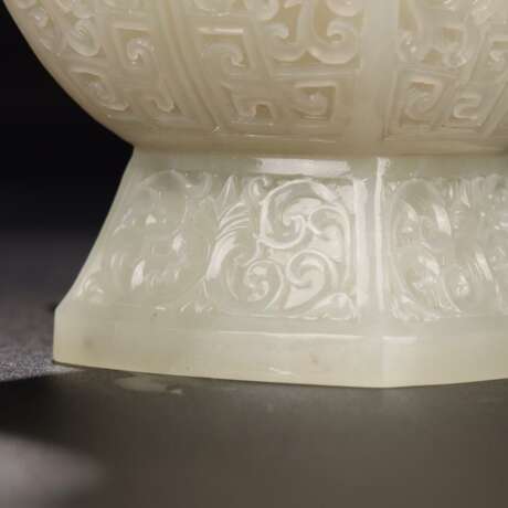Qing Dynasty Hetian white jade carving lotus pattern hanging bottle - фото 7