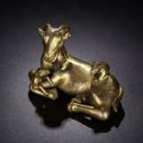 Qing Dynasty copper gilt three sheep sculpture paperweight - фото 1