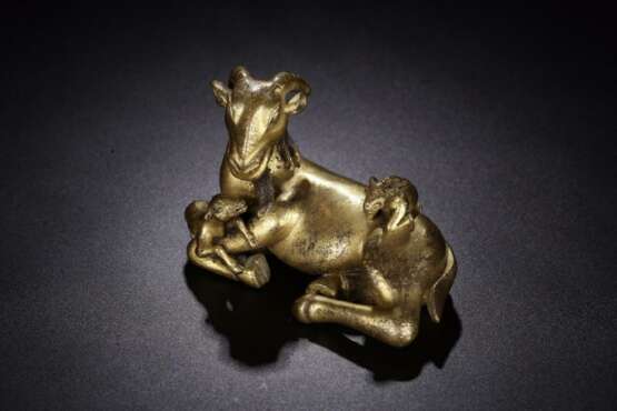 Qing Dynasty copper gilt three sheep sculpture paperweight - фото 1