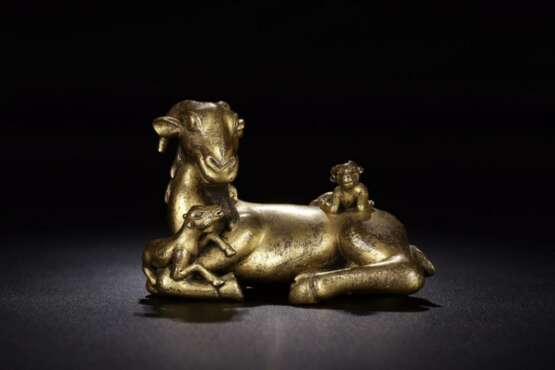 Qing Dynasty copper gilt three sheep sculpture paperweight - фото 2