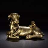 Qing Dynasty copper gilt three sheep sculpture paperweight - photo 2