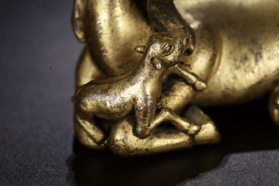 Qing Dynasty copper gilt three sheep sculpture paperweight - фото 3