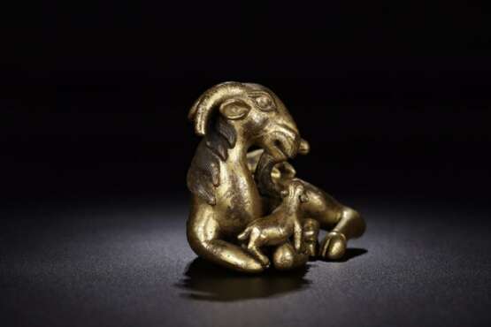 Qing Dynasty copper gilt three sheep sculpture paperweight - фото 6