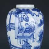 Qing Dynasty Kangxi blue and white porcelain character story small jar - Foto 4