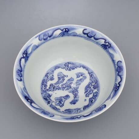 Ming Dynasty blue and white porcelain sea water double dragon bowl - фото 8