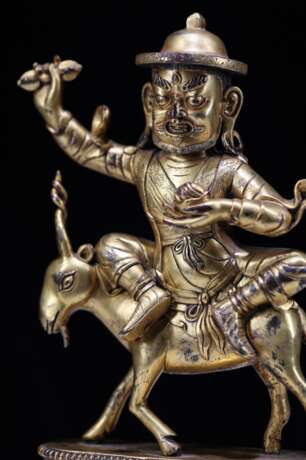16th century Tibetan Buddhist copper gilt riding a sheep Buddha statue - photo 2