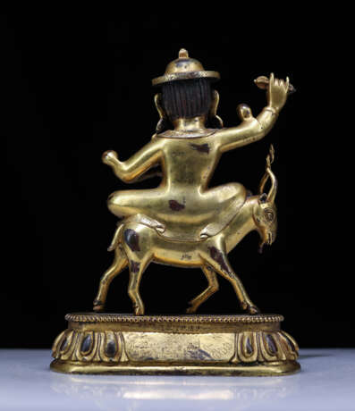 16th century Tibetan Buddhist copper gilt riding a sheep Buddha statue - Foto 4