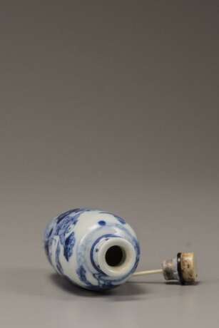 A blue and white 'foreign tribute bearers' snuff bottle - photo 5