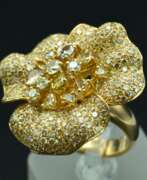 Aperçu. Bague en or en forme de fleur avec diamants 