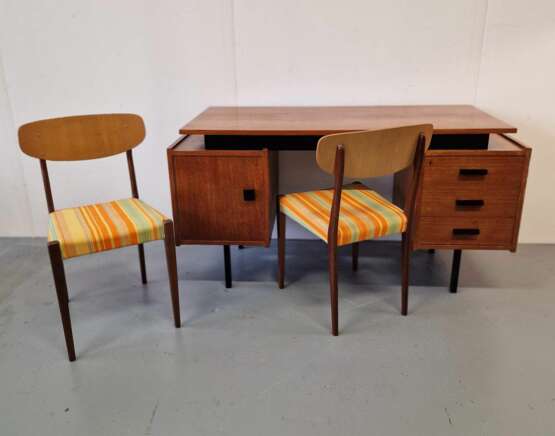 Винтажный стол датского дизайна Красное дерево Design of 50-60’s Mid-20th century г. - фото 1