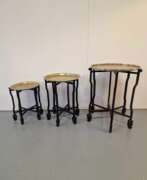 Laiton. Ensemble de 3 tables de style oriental. Bois, laiton. Chine. Ann&eacute;es 1950. Dimensions de la plus grande table&nbsp;: hauteur 58&nbsp;cm, diam&egrave;tre 46&nbsp;cm.