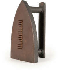 Man Ray (Emmanuel Radnitzky). „CADEAU“