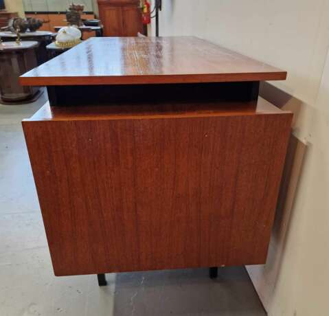 Bureau vintage de design danois. Vendu avec deux chaises. Placage acajou. Ann&eacute;es 1960. Dimensions du bureau&nbsp;: Hauteur 76&nbsp;cm&nbsp;; longueur 142&nbsp;cm&nbsp;; largeur 61&nbsp;cm. Acajou Design of 50-60’s Mid-20th century - photo 2