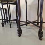 Ensemble de 3 tables de style oriental. Bois laiton. Chine. Ann&eacute;es 1950. Dimensions de la plus grande table&nbsp;: hauteur 58&nbsp;cm diam&egrave;tre 46&nbsp;cm. Messing Oriental Art Mid-20th century - Foto 2