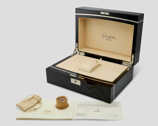 GLASHÜTTE ORIGINAL, LIMITED EDITION WHITE GOLD 'SENATOR MEISSEN MANFREDI' WITH PORCELAIN DIAL, REF. W14908140704 - фото 4 GLASHÜTTE ORIGINAL, LIMITED EDITION WHITE GOLD 'SENATOR MEISSEN MANFREDI' WITH PORCELAIN DIAL, REF. W14908140704 - фото 4