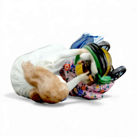 Meissen girl with doll's pram - photo 5