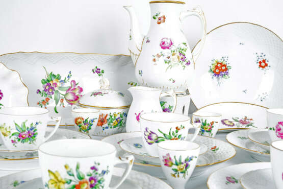 Bing & Gröndahl breakfast or tea service with floral decoration - photo 6 Bing & Gröndahl breakfast or tea service with floral decoration - photo 6