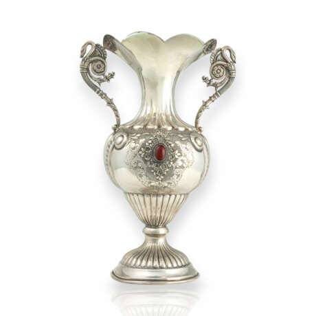 Silver richly decorated handle vase - photo 1 Silver richly decorated handle vase - photo 1