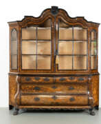 Möbel. Bombé-Vitrinenaufsatzsschrank
