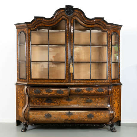 Bombé display cabinet - фото 3 Bombé display cabinet - фото 3