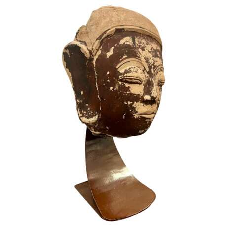 Terracotta Buddha head Shan State Kingdom Burma 16th18th century Высокотемпературная керамика 16th century г. - фото 1 Terracotta Buddha head Shan State Kingdom Burma 16th18th century Высокотемпературная керамика 16th century г. - фото 1