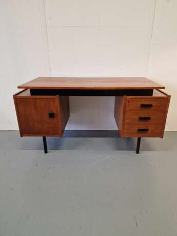 Bureau vintage de design danois. Vendu avec deux chaises. Placage acajou. Années 1960. Dimensions du bureau : Hauteur 76 cm ; longueur 142 cm ; largeur 61 cm. Acajou Design of 50-60’s Mid-20th century - photo 3 Bureau vintage de design danois. Vendu avec deux chaises. Placage acajou. Années 1960. Dimensions du bureau : Hauteur 76 cm ; longueur 142 cm ; largeur 61 cm. Acajou Design of 50-60’s Mid-20th century - photo 3