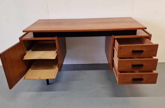 Bureau vintage de design danois. Vendu avec deux chaises. Placage acajou. Années 1960. Dimensions du bureau : Hauteur 76 cm ; longueur 142 cm ; largeur 61 cm. Acajou Design of 50-60’s Mid-20th century - photo 4 Bureau vintage de design danois. Vendu avec deux chaises. Placage acajou. Années 1960. Dimensions du bureau : Hauteur 76 cm ; longueur 142 cm ; largeur 61 cm. Acajou Design of 50-60’s Mid-20th century - photo 4