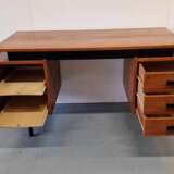 Bureau vintage de design danois. Vendu avec deux chaises. Placage acajou. Ann&eacute;es 1960. Dimensions du bureau&nbsp;: Hauteur 76&nbsp;cm&nbsp;; longueur 142&nbsp;cm&nbsp;; largeur 61&nbsp;cm. Acajou Design of 50-60’s Mid-20th century - photo 4