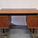 Bureau vintage de design danois. Vendu avec deux chaises. Placage acajou. Ann&eacute;es 1960. Dimensions du bureau&nbsp;: Hauteur 76&nbsp;cm&nbsp;; longueur 142&nbsp;cm&nbsp;; largeur 61&nbsp;cm. Acajou Design of 50-60’s Mid-20th century - photo 7